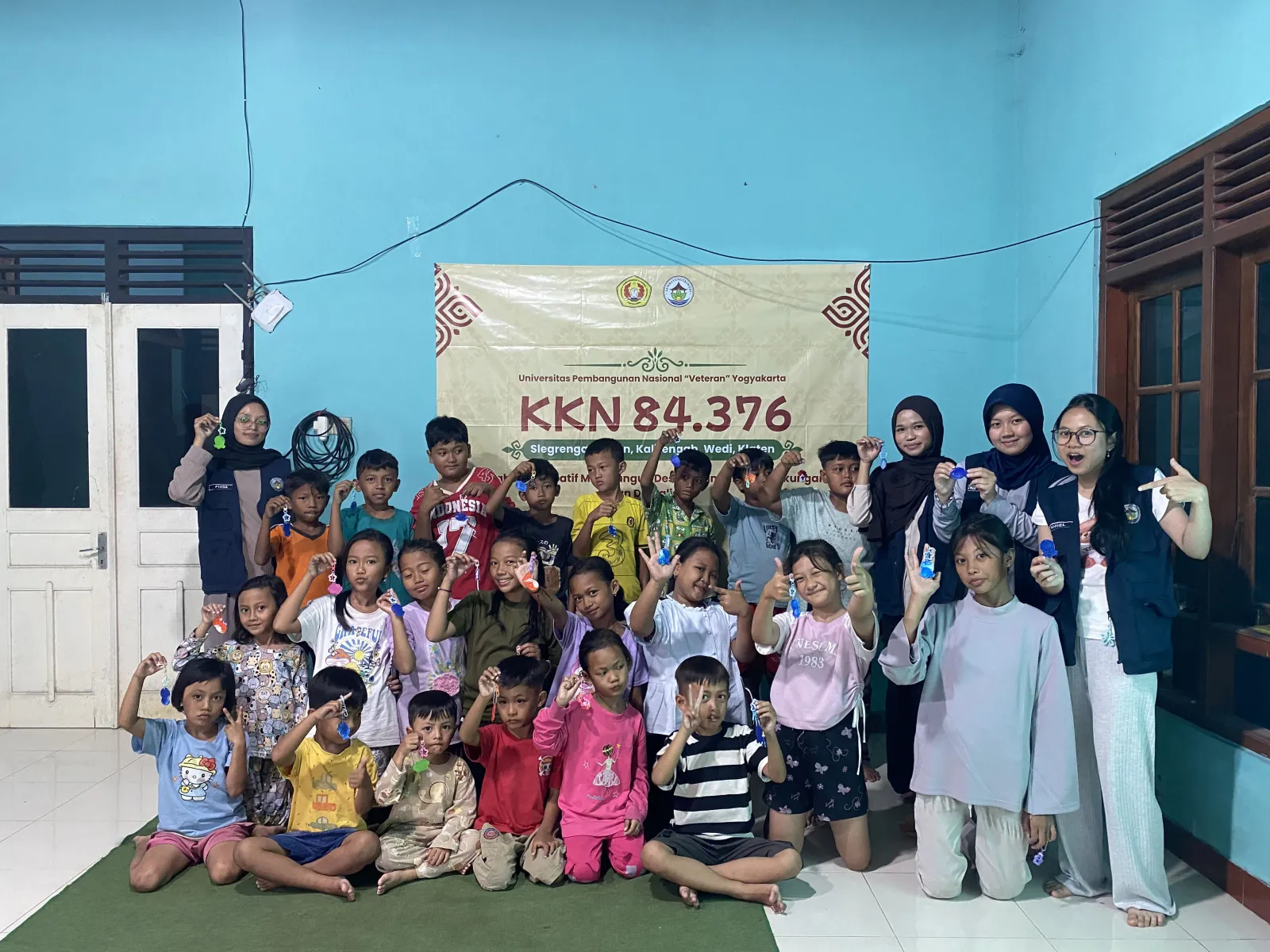 Mengajar Anak-Anak Mengolah Sampah Tutup Botol melalui Program Ecokey